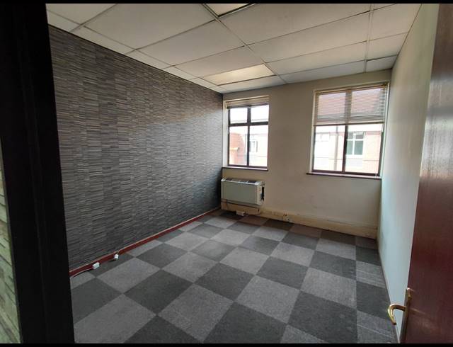 143M² OFFICE TO LET IN LYME PARK